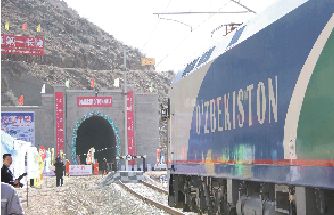 中国企业承建的“中亚第一长隧”贯通