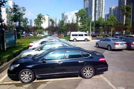 谷歌首肇事 无人驾驶 “真的美”？