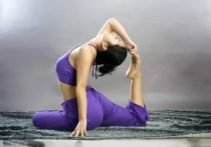 女人常做一个动作容颜永不衰老