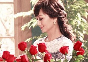 61岁赵雅芝玫瑰环绕 温婉贤淑风韵犹存