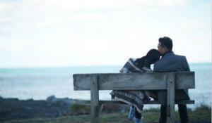 黄磊孙莉海边依偎 网友感慨爱情好像童话