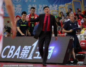 杜锋与胡卫东比拼拍胸脯