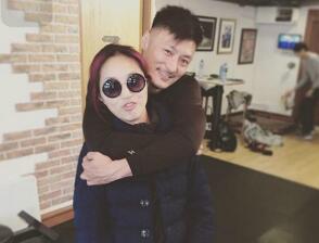 余文乐紧搂杨千嬅合影 志明春娇又同框