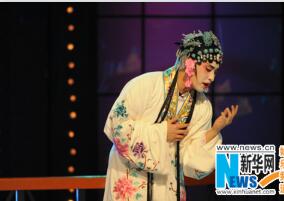 潘玮柏惊艳反串花旦 搞怪演绎&quot;滑板鞋&quot;秀球技