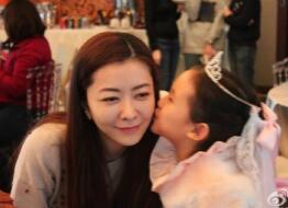 郭可盈女儿过生日 熊黛林郭可颂恩爱合体