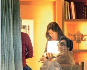 林青霞与友人选购首饰 获贵宾待遇挑选仔细