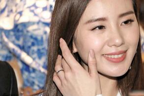 刘诗诗婚礼前公开亮相 称吴奇隆是最好礼物