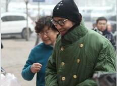 黄晓明胡子拉碴买油条 秒变“黄屯主”