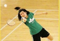 Selina打羽毛球甩婚变阴霾 露出阳光笑容