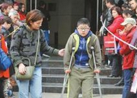 小学生拄拐赶考国奥初赛 不为升学只为证明自己