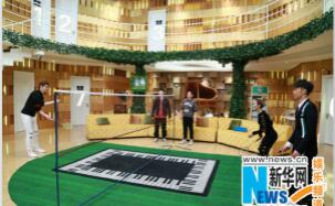 李玟获《歌手》互投五冠 后台与鲍春来比球技