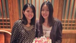 张梓琳与好友聚餐 身材苗条孕肚神奇消失