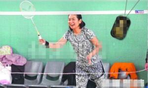 Selina打羽毛球甩婚变阴霾 露出阳光笑容