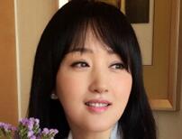 杨钰莹穿白色套装拿小花 造型清纯气质优雅