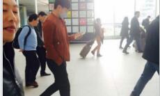 高梓淇现身机场心情好 微信“撩琳”疑似有约