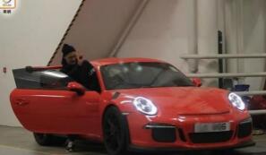 余文乐新座驾曝光 开红色超跑与友人聚餐