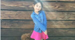 李小鹏晒奥莉粉裙萌照 牵着小狗可爱甜笑