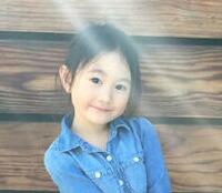 李小鹏晒奥莉粉裙萌照 牵着小狗可爱甜笑