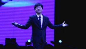 郑源横跨两省开歌友会 遭失控粉丝冲上台索抱