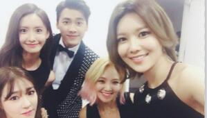 李易峰合影“少女时代” 穿礼服造型帅气