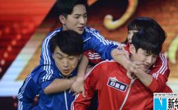 王青主持首秀横抱张大大