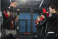 谢霆锋怒瞪对方无表情 遭学员集体痛哭控诉