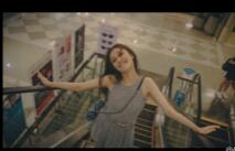 倪妮轻松逛街路边玩耍