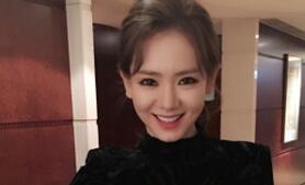 戚薇晒A4腰一展好身材