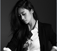 刘芸中性写真曝光 白衬衫配小西装中性风格帅气撩妹