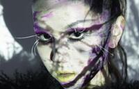 18岁的邓紫棋好像中毒了