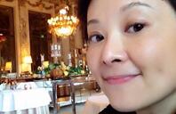 袁立享美食晒素颜自拍 自侃