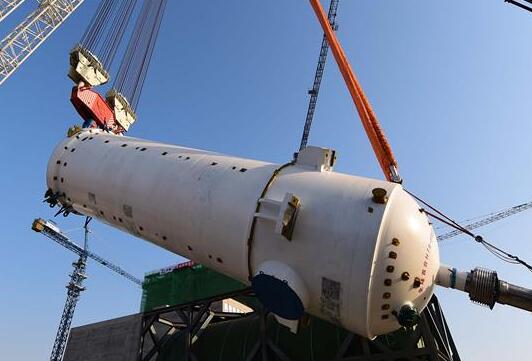 全球首座四代核电站反应堆压力容器吊装成功