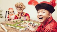 包贝尔包文婧婚纱照搞怪 古装打麻将