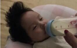 欧弟怀抱女儿温馨 娇妻喂小公主喝奶