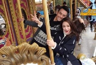 陈乔恩与王凯坐旋转木马兴奋 男方调皮抓其头发
