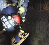 大货车撞桥后打滚儿 车头悬在20米高空司机被困