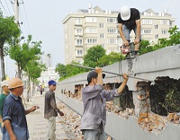 政府自拆围墙迈出“亲民”一大步