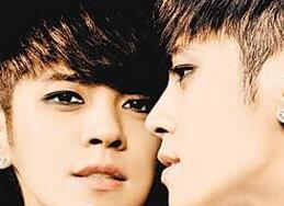 男星罕见烟熏妆