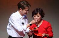 《爸妈2》孙坚为母庆生 深情告白成泪人