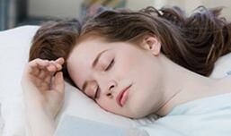 女人这样睡觉 越睡越苗条