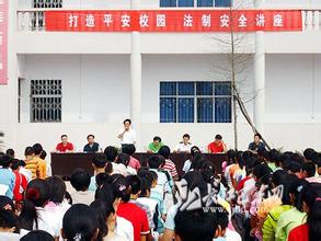 青年志愿者送安全进校园