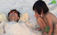 Kimi沙滩玩耍埋林志颖 长高晒黑变瘦