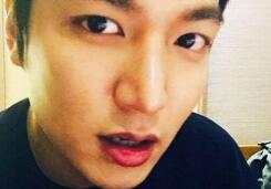 李敏镐上海更博晒自拍 微张嘴唇帅气迷人