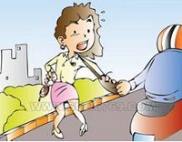 男子飞车抢劫金项链被外卖小哥一招制服