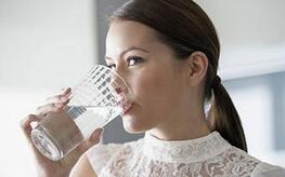 清晨你喝水了吗 美容养颜全靠它