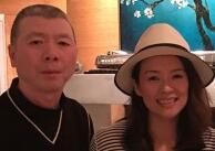 章子怡合影冯小刚张艺谋 产后身材恢复神速