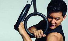 李晨晒健身照片 举重背部肌肉结实