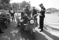 深圳查扣电动三轮拘留1人奖500 上千快递员辞职