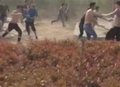 河南焦作开发商与村民群殴 场面似大片