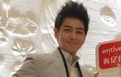 林志颖带三个儿子逛公园晒太阳